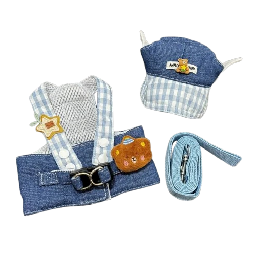 Ensemble Harnais + laisse + casquette bleus avec motifs nounours. Confortable, convient aux petits chiens, chihuahuas, ou aux chats. Vendu dans la boutique « Mon Petit Chihuahua »
