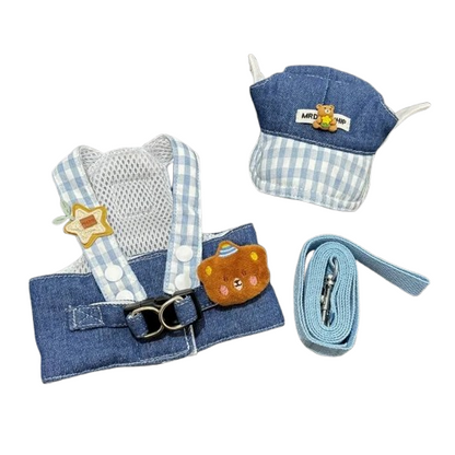 Ensemble Harnais + laisse + casquette bleus avec motifs nounours. Confortable, convient aux petits chiens, chihuahuas, ou aux chats. Vendu dans la boutique « Mon Petit Chihuahua »