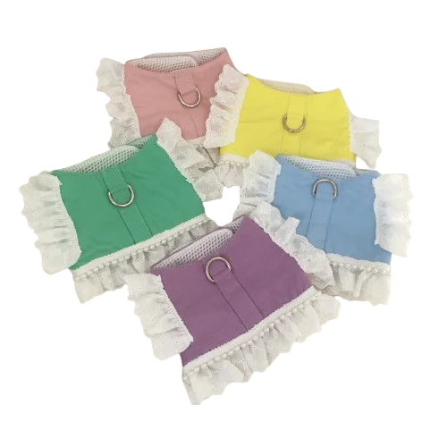 Harnais pour chiens en forme de Robe colorée de plusieurs couleurs en dentelle. Confortable, convient aux petits chiens, chihuahuas, ou aux chats. Vendu dans la boutique « Mon Petit Chihuahua »