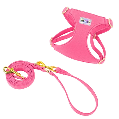 Harnais rose et doré pour chiens. Vendu avec sa Laisse assortie. Confortable, convient aux petits chiens, chihuahuas, ou aux chats. Vendu dans la boutique « Mon Petit Chihuahua »
