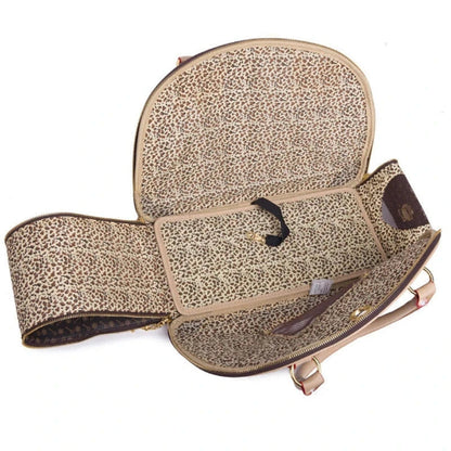 Sac bandoulière de luxe Louis Vuitton marron pour transporter votre Chihuahua - pour emmener partout votre petit chien ou chat - vue ouvert