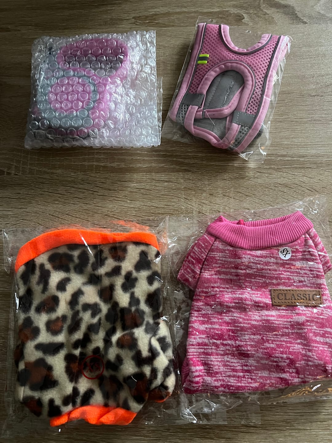 Photo d'une commande pour un chihuahua avec une laisse rose, un harnais, un pull et un gilet. Avis 5 étoiles laissé sur la boutique Mon Petit Chihuahua. Convient aussi aux chats.