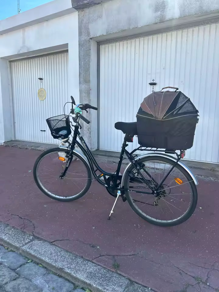Panier vélo pour petits chiens. Se fixe sur le porte bagages de manière sécurisée. Imperméable, permet de transporter votre chien sur votre vélo. Se porte aussi en bandoulière. Vendu sur la boutique Mon Petit Chihuahua. Convient aussi aux chats.
