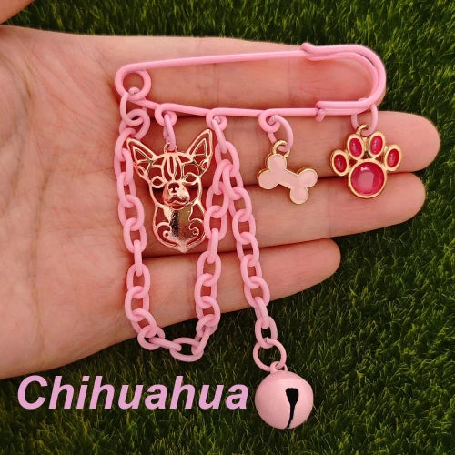 Bijoux Chihuahua : broche rose avec des motifs chihuahua en relief, une petite chaine, parfait pour les amoureux des petits chiens - vue de face 