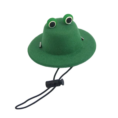 Chapeau coloré vert pour petit chien, avec motifs sur le dessus. Accessoire élégant et amusant vendu sur la boutique Mon Petit Chihuahua. Convient aussi aux chats.
