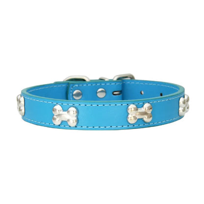 Collier pour Chihuahua en cuir bleu clair avec motifs os. Résistant pour offrir confort et sécurité à votre petit chien ou chat