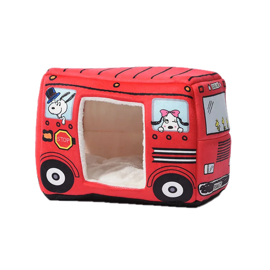 Niche pour petits chiens en forme de bus du dessin animé Snoopy. Couleur rouge. Vendu sur la boutique Mon Petit Chihuahua. Convient aussi aux Chats.
