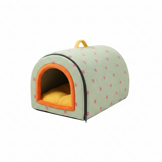 Niche pour petits chiens. En velours vert avec des pois. Vendue sur la boutique Mon Petit Chihuahua. Convient aussi aux Chats.
