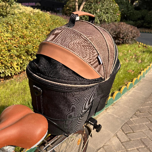 Panier vélo pour petits chiens. Se fixe sur le porte bagages de manière sécurisée. Imperméable, permet de transporter votre chien sur votre vélo. Se porte aussi en bandoulière. Vendu sur la boutique Mon Petit Chihuahua. Convient aussi aux chats.
