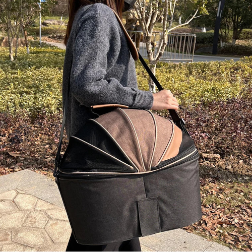 Panier vélo pour petits chiens. Se fixe sur le porte bagages de manière sécurisée. Imperméable, permet de transporter votre chien sur votre vélo. Se porte aussi en bandoulière. Vendu sur la boutique Mon Petit Chihuahua. Convient aussi aux chats.
