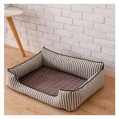 Tapis rafraîchissant pour les petits chiens. Couleur Marron, mis en place dans une niche. Pratique pour les chaleurs, convient aux petits chiens, chihuahuas, ou aux chats. Vendu dans la boutique « Mon Petit Chihuahua »