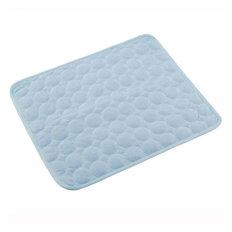 Tapis rafraîchissant pour les petits chiens. Couleur Bleu clair. Pratique pour les chaleurs, convient aux petits chiens, chihuahuas, ou aux chats. Vendu dans la boutique « Mon Petit Chihuahua »